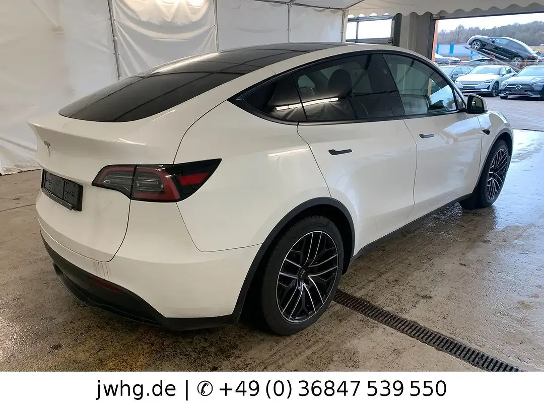 Tesla Model Y RWD - Thumbnail 3
