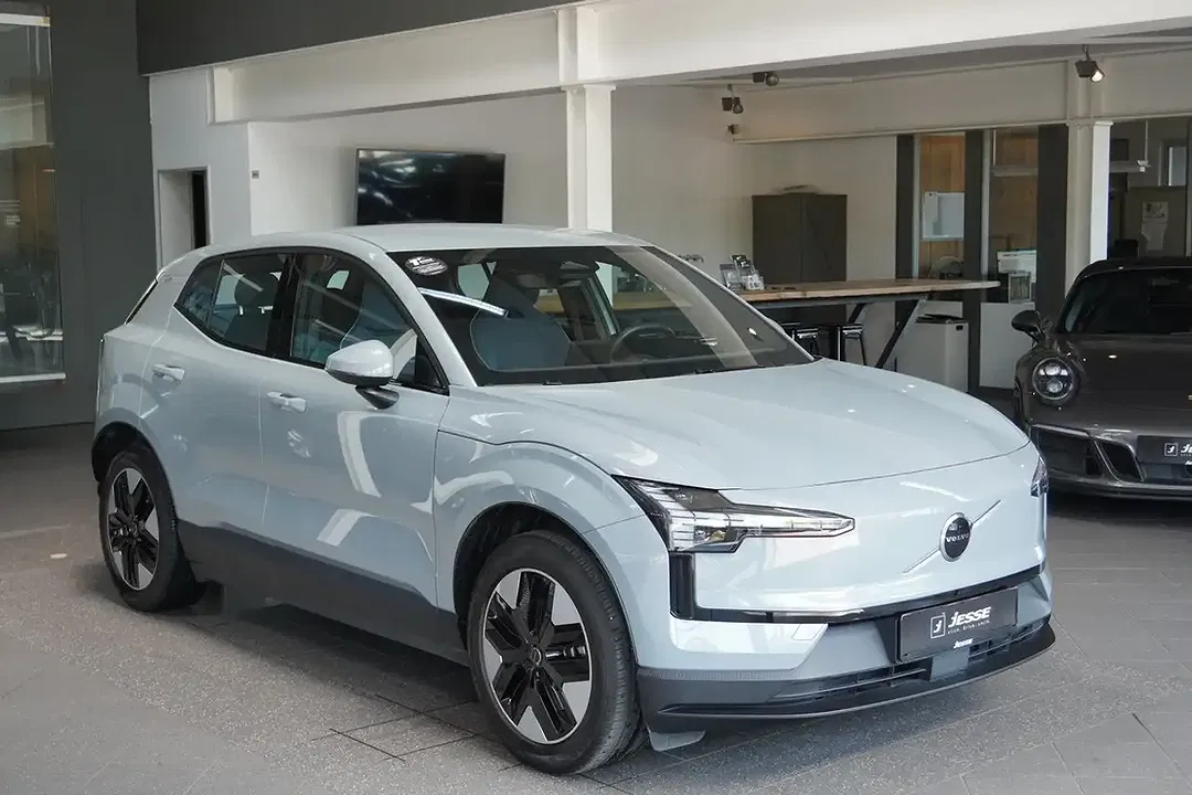 Volvo EX30 Extended Range - Thumbnail 4