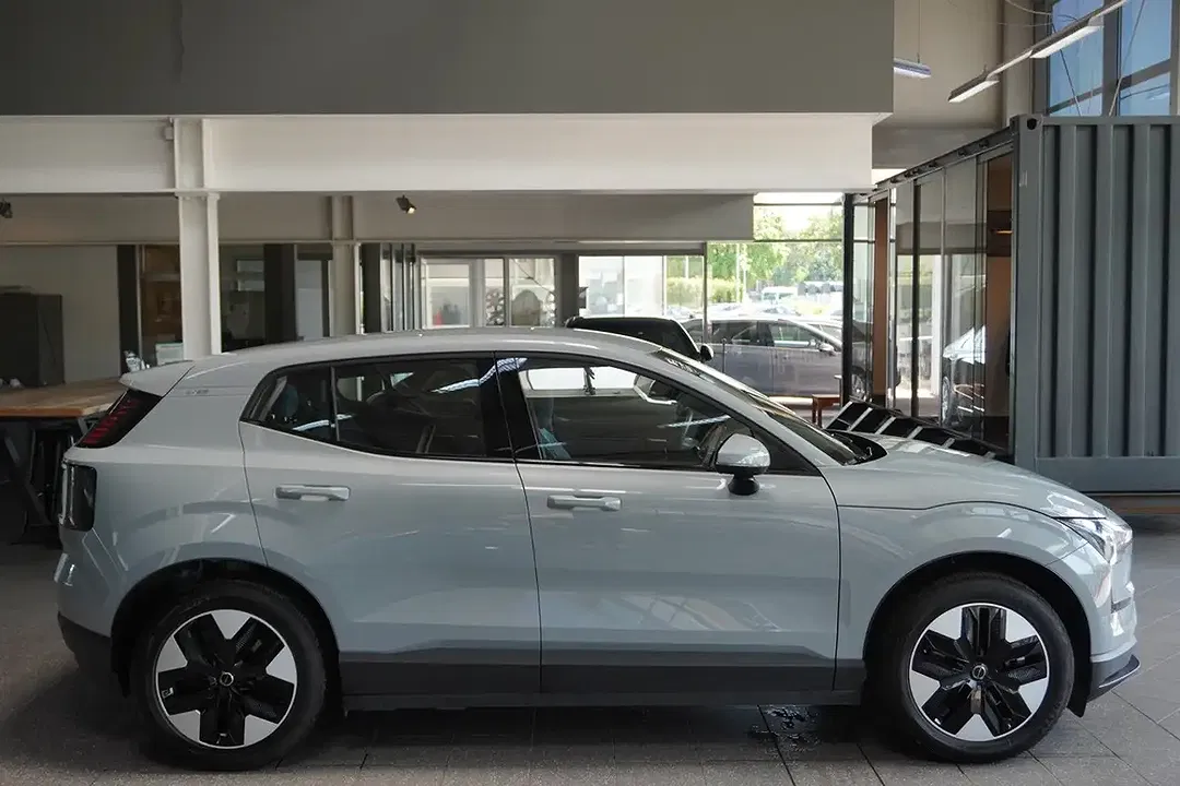 Volvo EX30 Extended Range - Thumbnail 6
