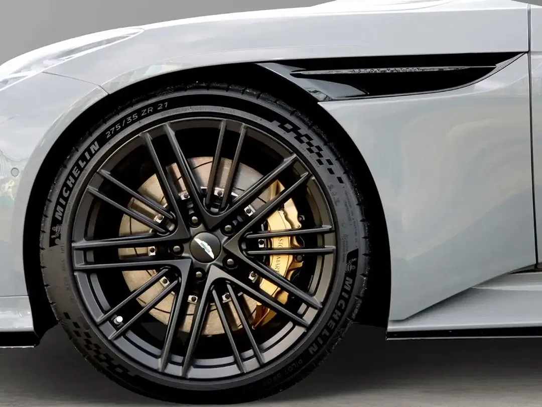Aston Martin DB12 - Thumbnail 11
