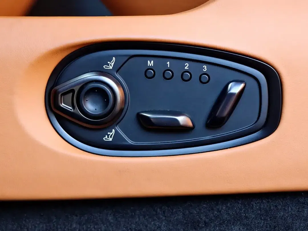Aston Martin DB12 - Thumbnail 23