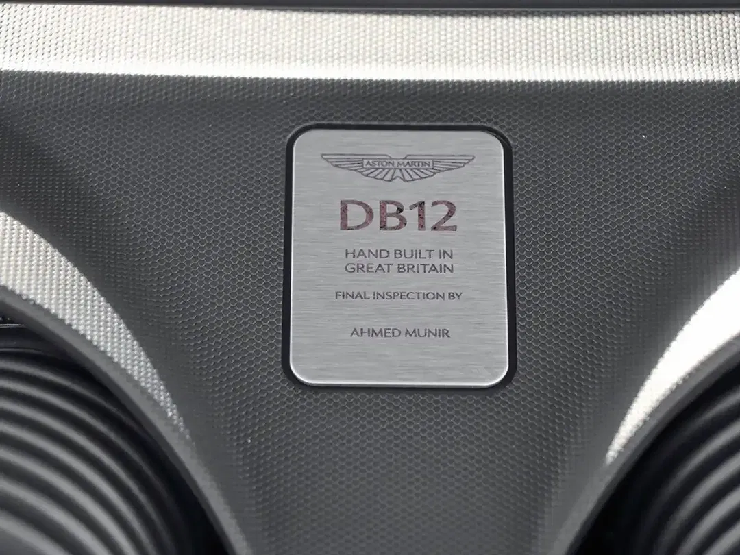 Aston Martin DB12 - foto 30