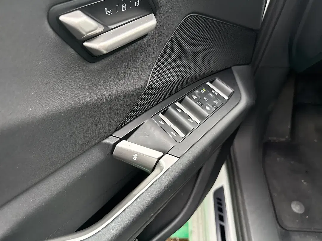 BMW iX3 xDrive - Thumbnail 11