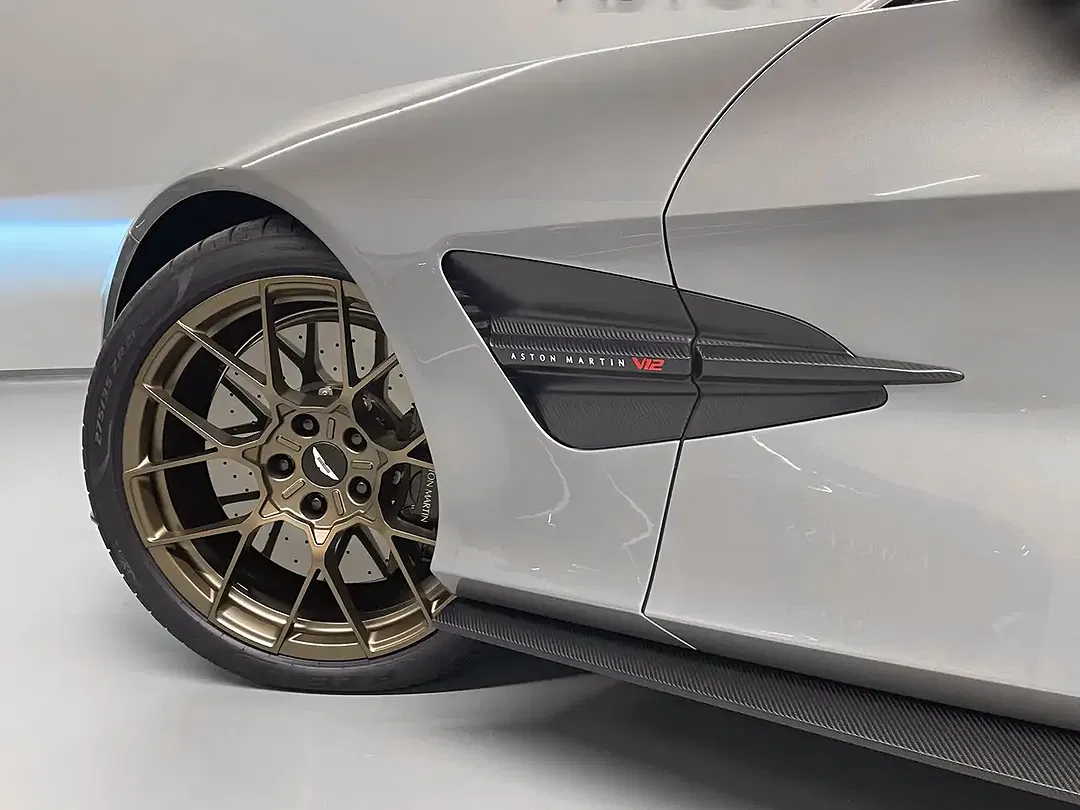 Aston Martin Vanquish Coupe - Thumbnail 12