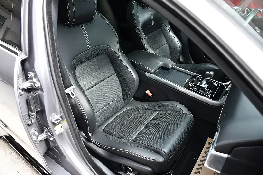 Jaguar XE R-Dynamic Black - Thumbnail 14