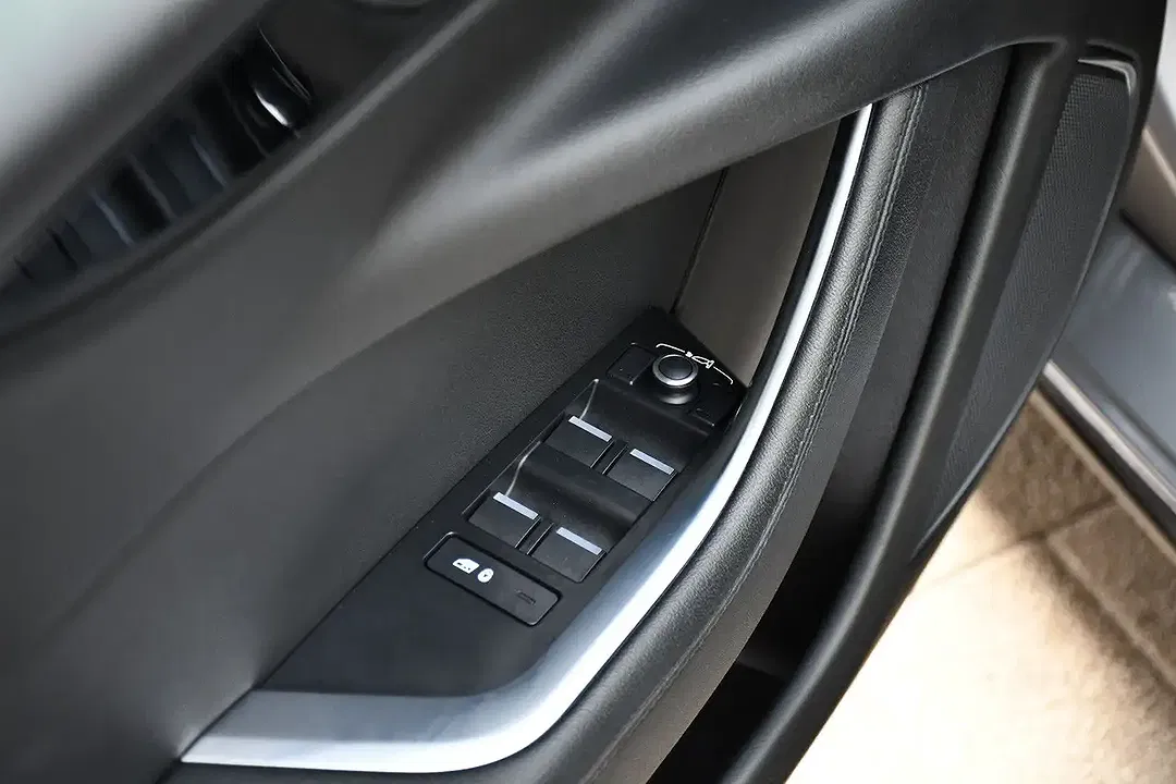 Jaguar XE R-Dynamic Black - Thumbnail 9