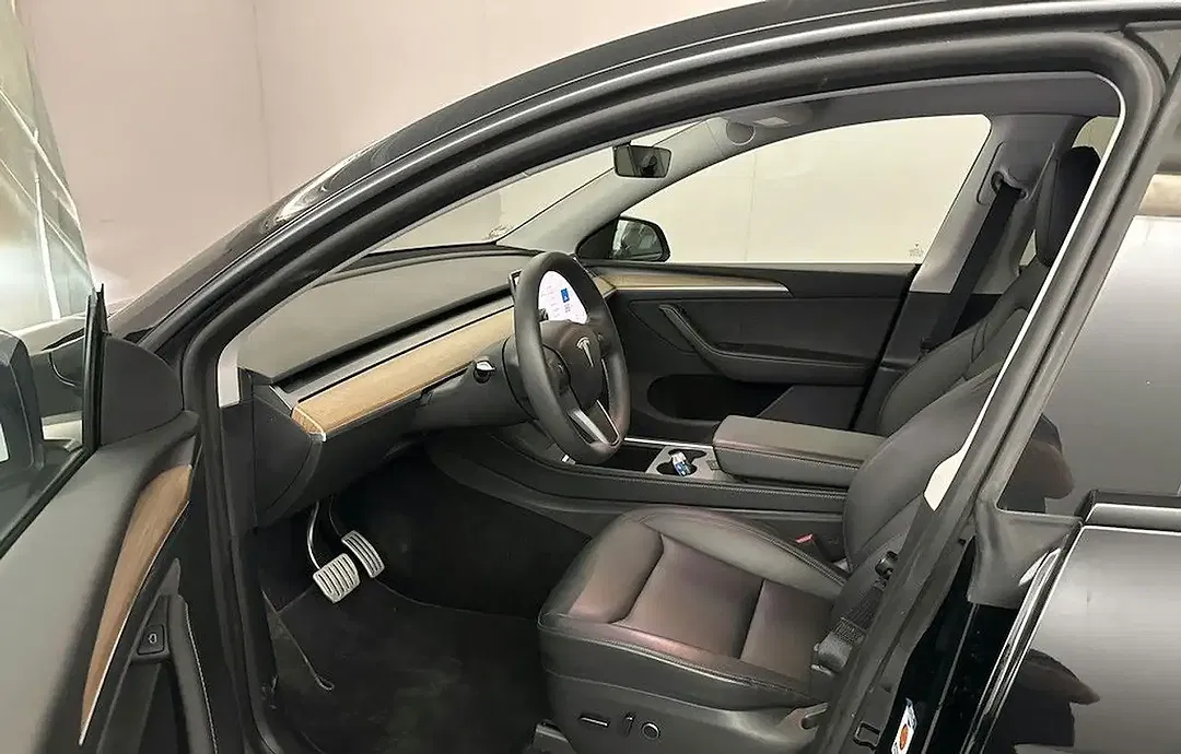 Tesla Model Y AWD Dual Motor Performance - Thumbnail 5