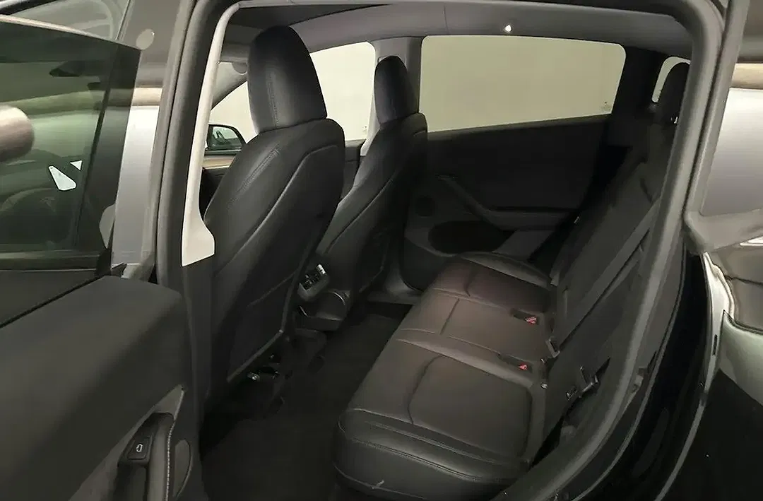 Tesla Model Y AWD Dual Motor Performance - Thumbnail 6