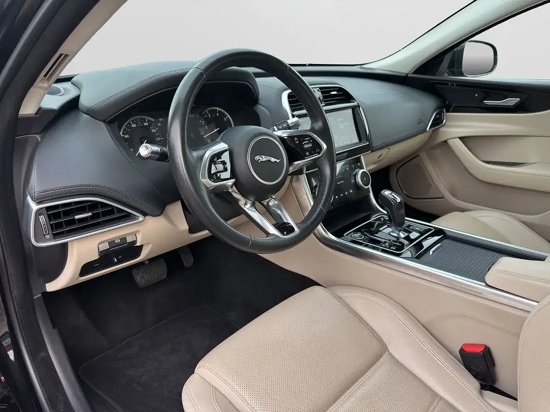 Jaguar XE P250 - Thumbnail 11