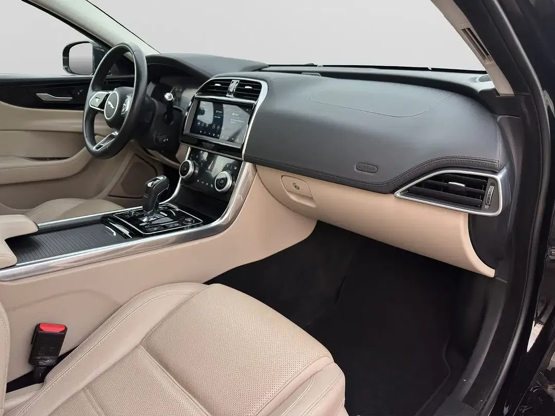 Jaguar XE P250 - Thumbnail 12