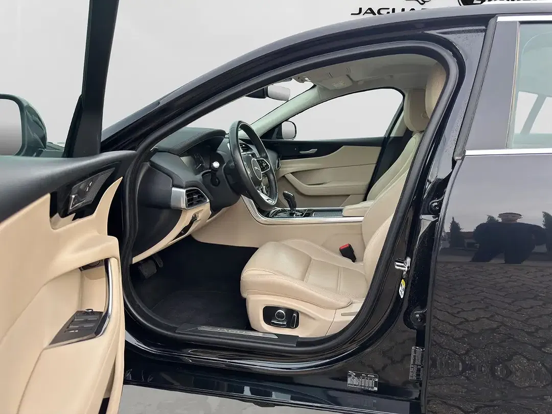 Jaguar XE P250 - Thumbnail 13