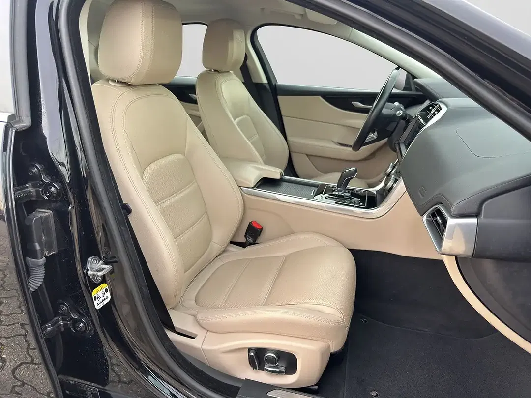 Jaguar XE P250 - Thumbnail 14