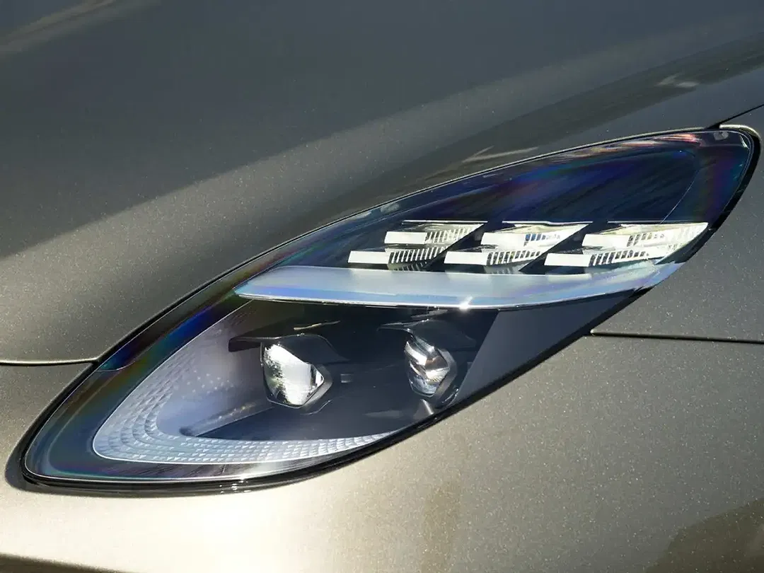 Aston Martin Vantage - Thumbnail 11