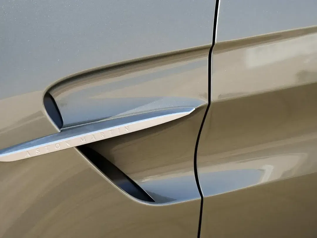 Aston Martin Vantage - Thumbnail 13