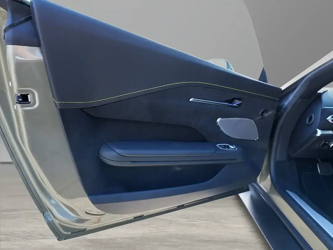 Aston Martin Vantage - Thumbnail 17