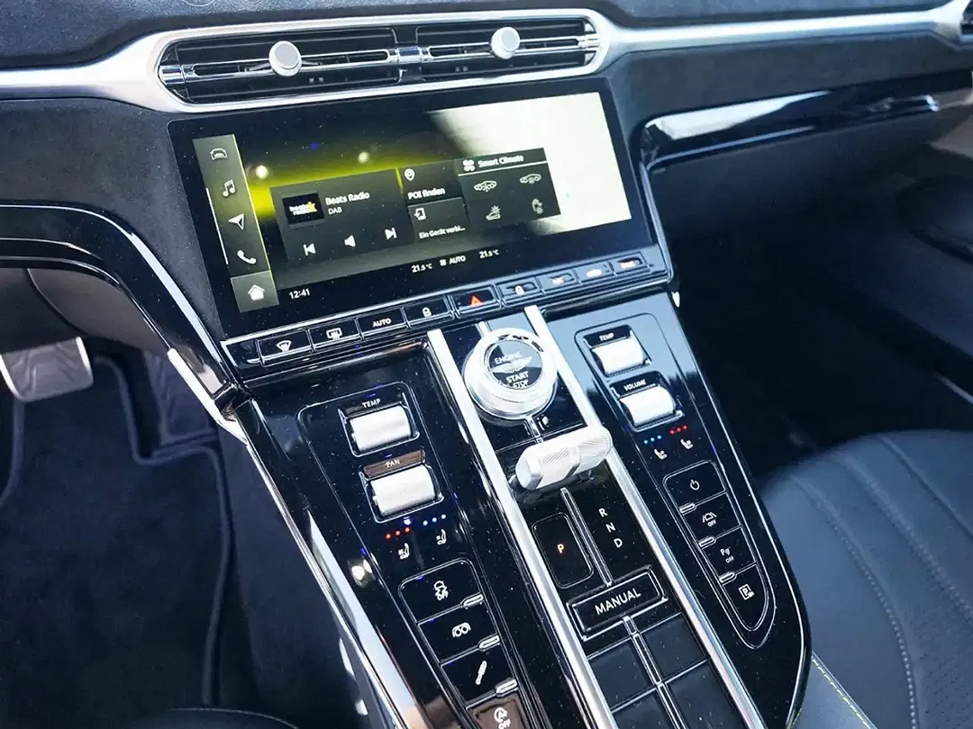 Aston Martin Vantage - Thumbnail 24