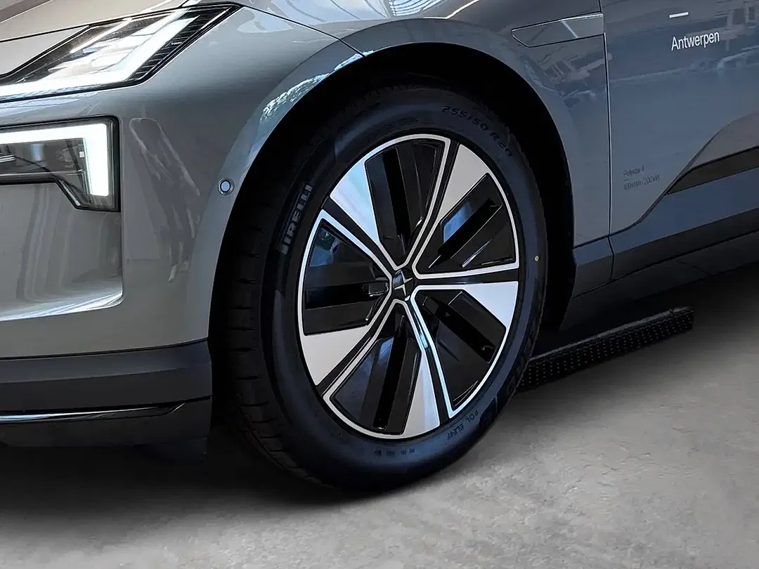 Polestar 4 - Thumbnail 6