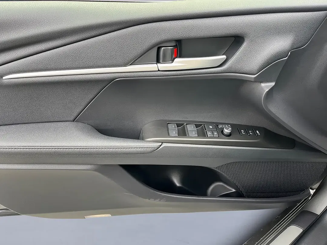 Toyota Camry Hybrid Executive - Thumbnail 12