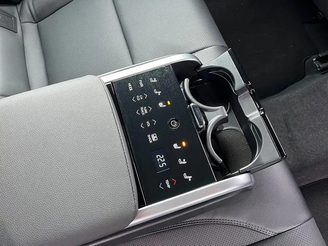 Toyota Camry Hybrid Executive - Thumbnail 20