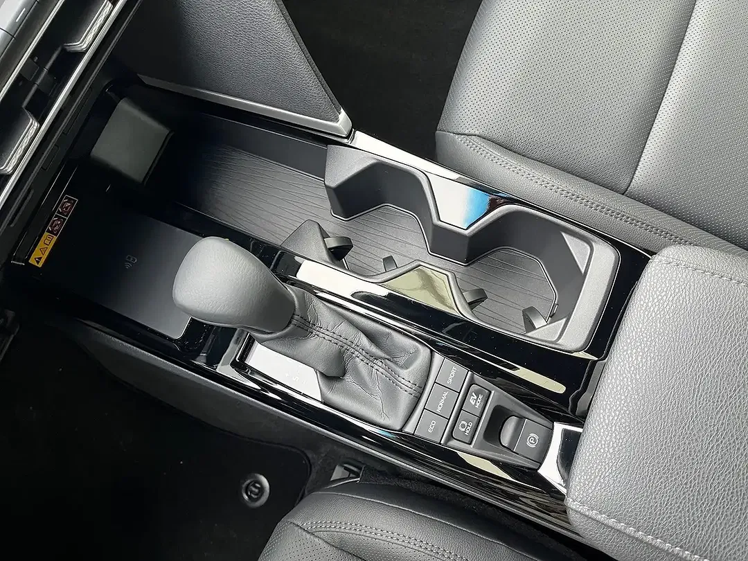 Toyota Camry Hybrid Executive - Thumbnail 22