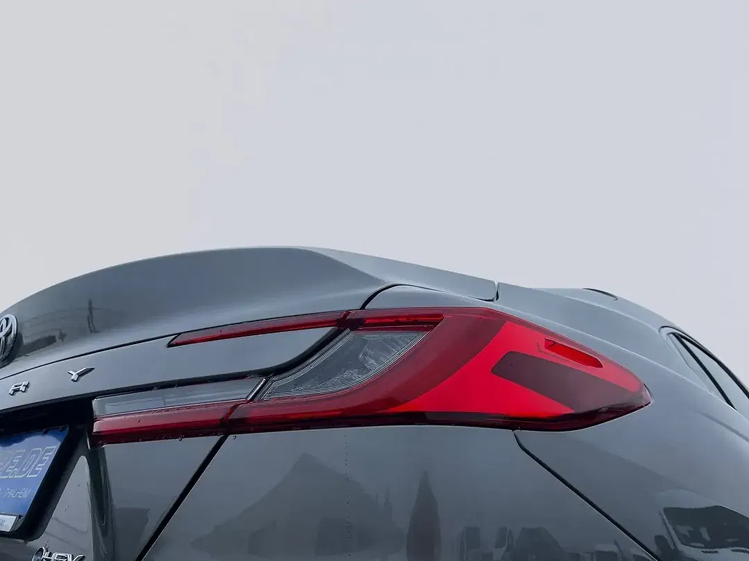 Toyota Camry Hybrid Executive - Thumbnail 23