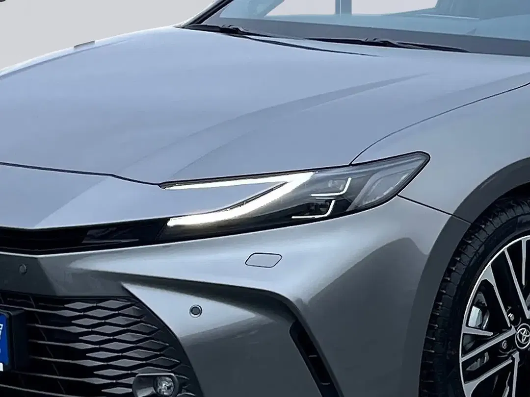 Toyota Camry Hybrid Executive - Thumbnail 24