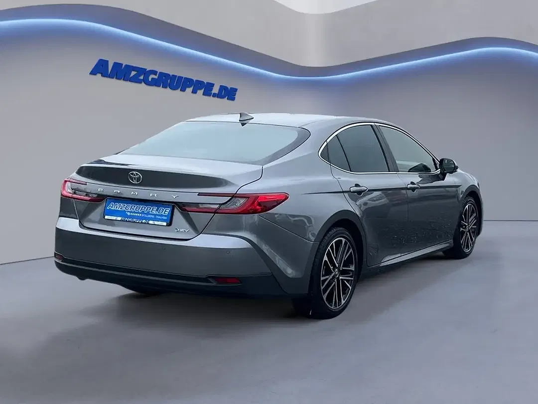 Toyota Camry Hybrid Executive - Thumbnail 3