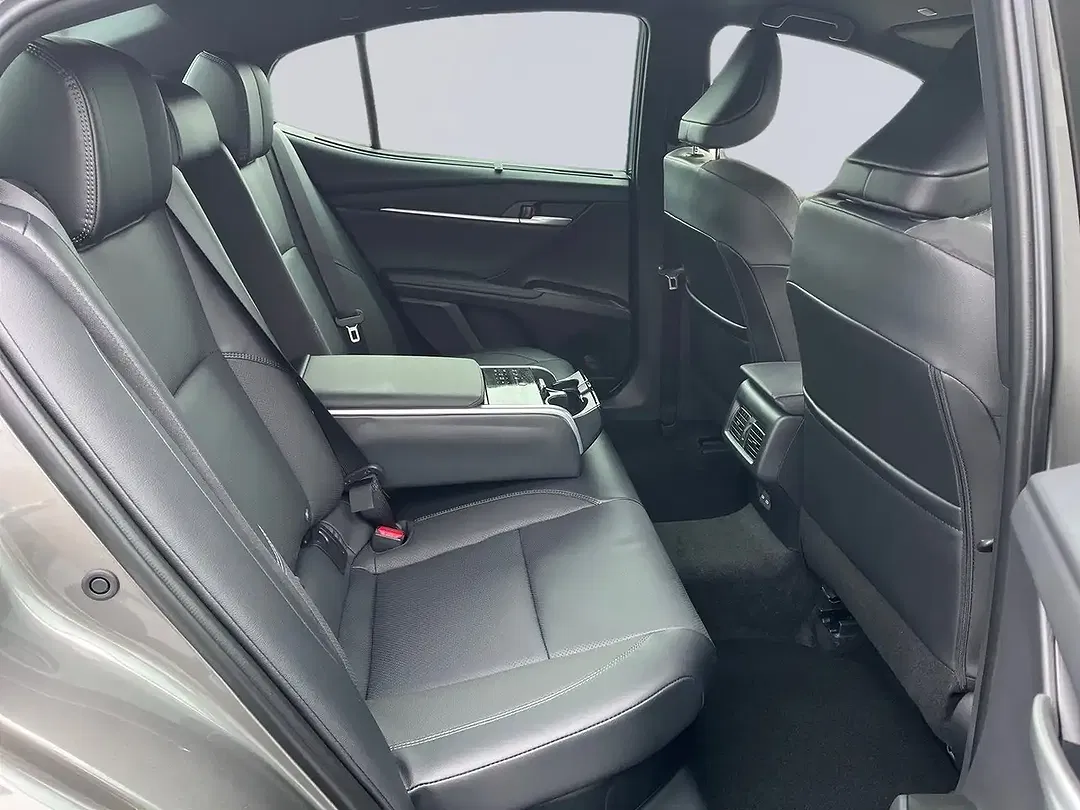 Toyota Camry Hybrid Executive - Thumbnail 6