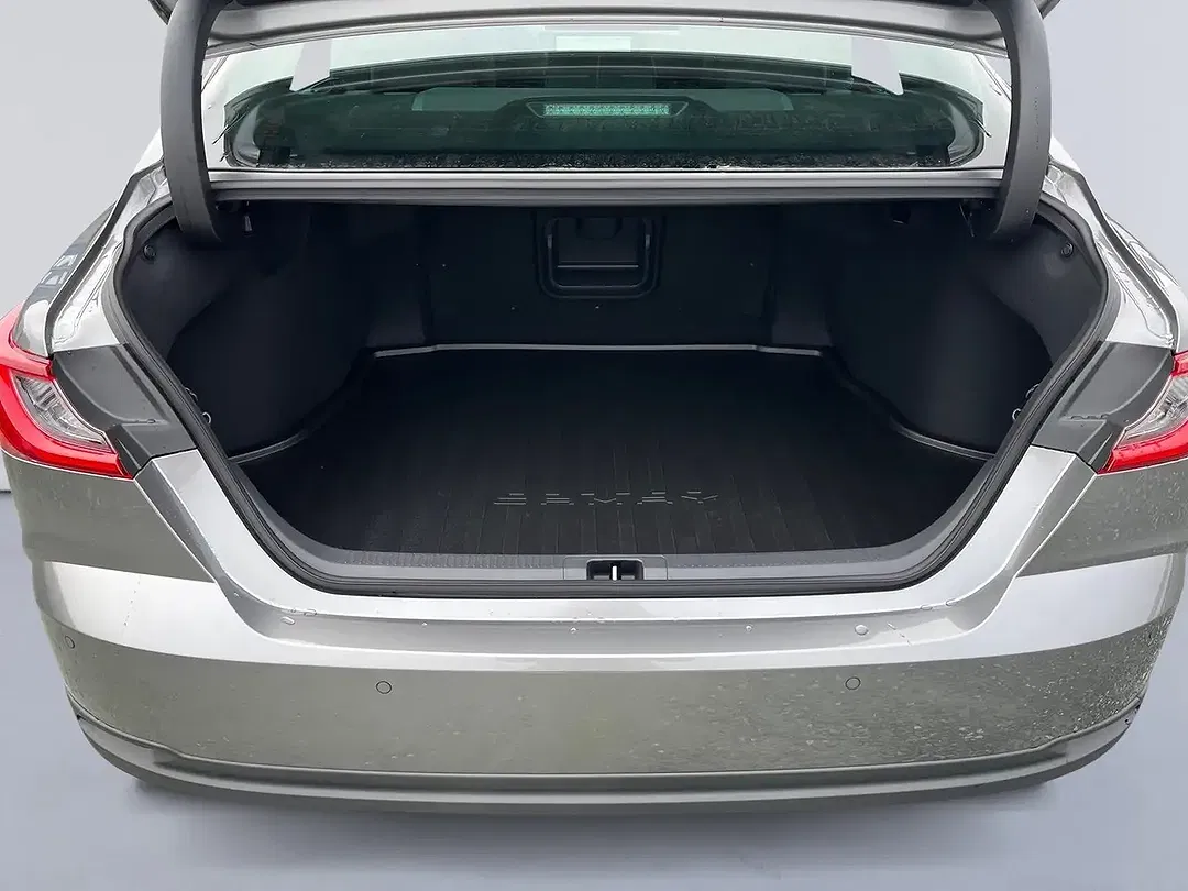 Toyota Camry Hybrid Executive - Thumbnail 8