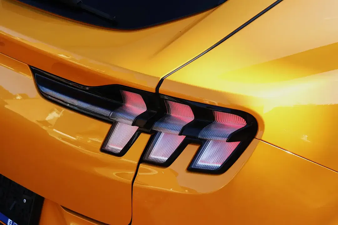 Ford Mustang Mach-E 4x4 Premium - foto 2