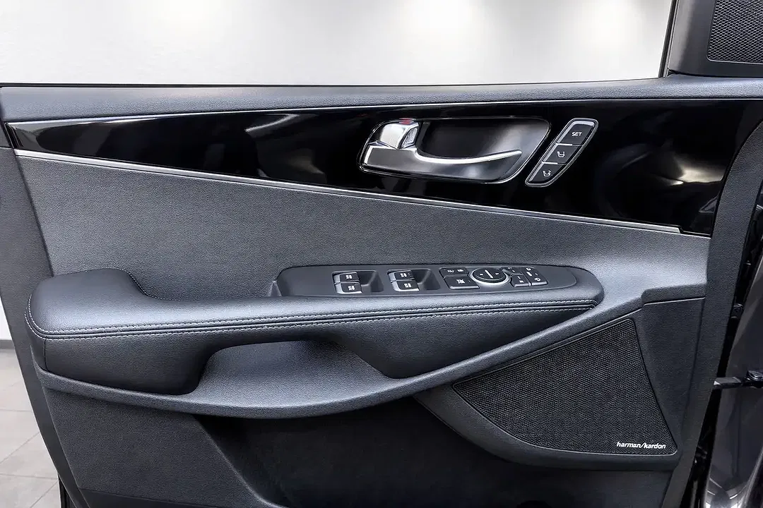 Kia Sorento 4WD Platinum Edition - Thumbnail 11