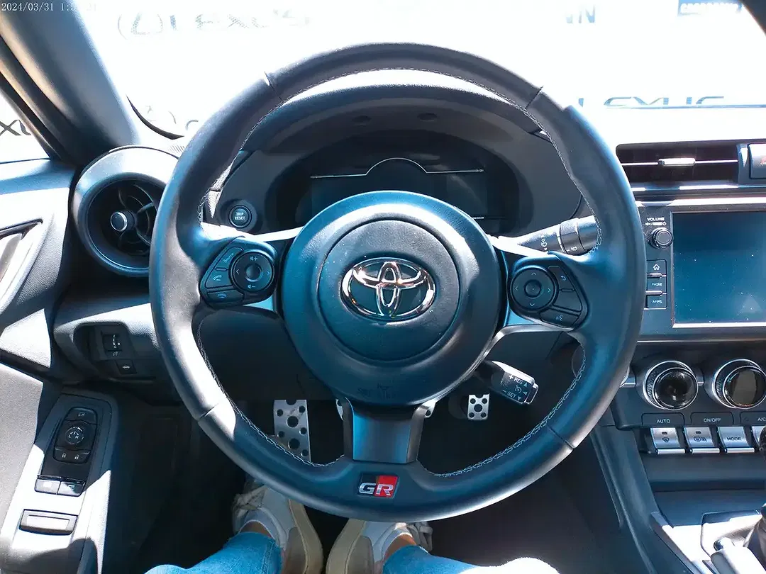Toyota GR86 - Thumbnail 12