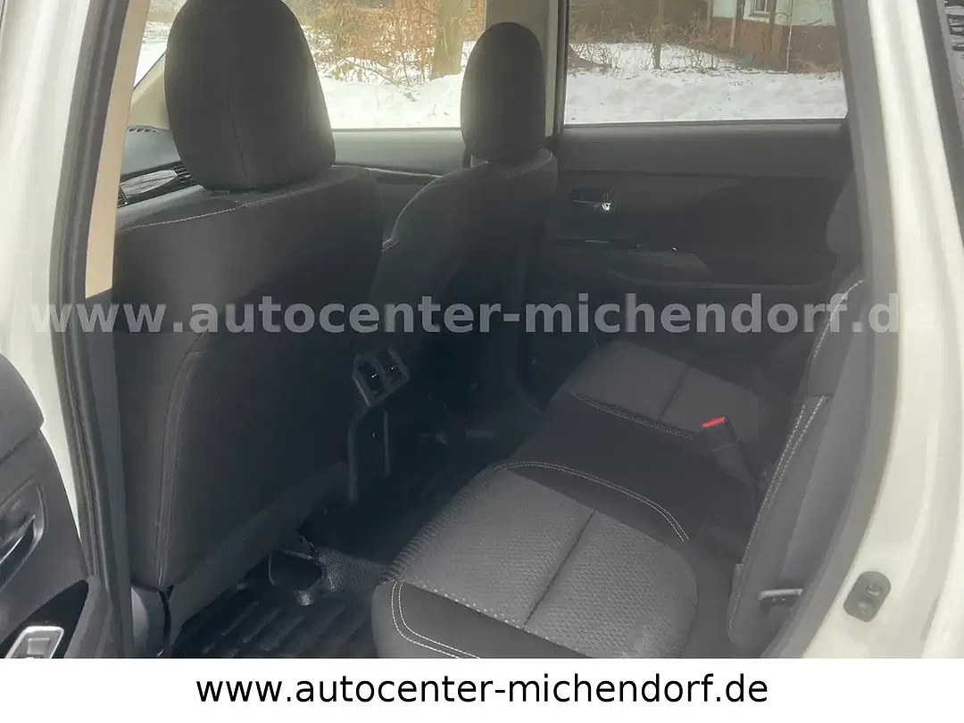 Mitsubishi Outlander PHEV 4WD - Thumbnail 12