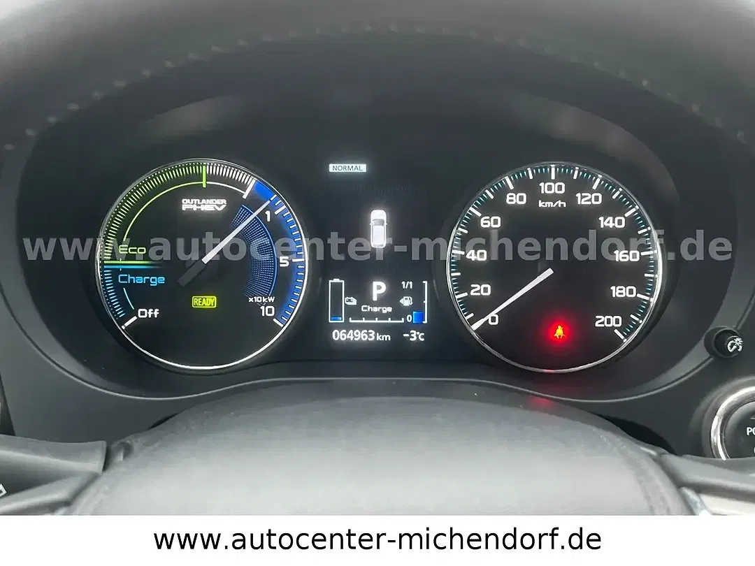 Mitsubishi Outlander PHEV 4WD - Thumbnail 15