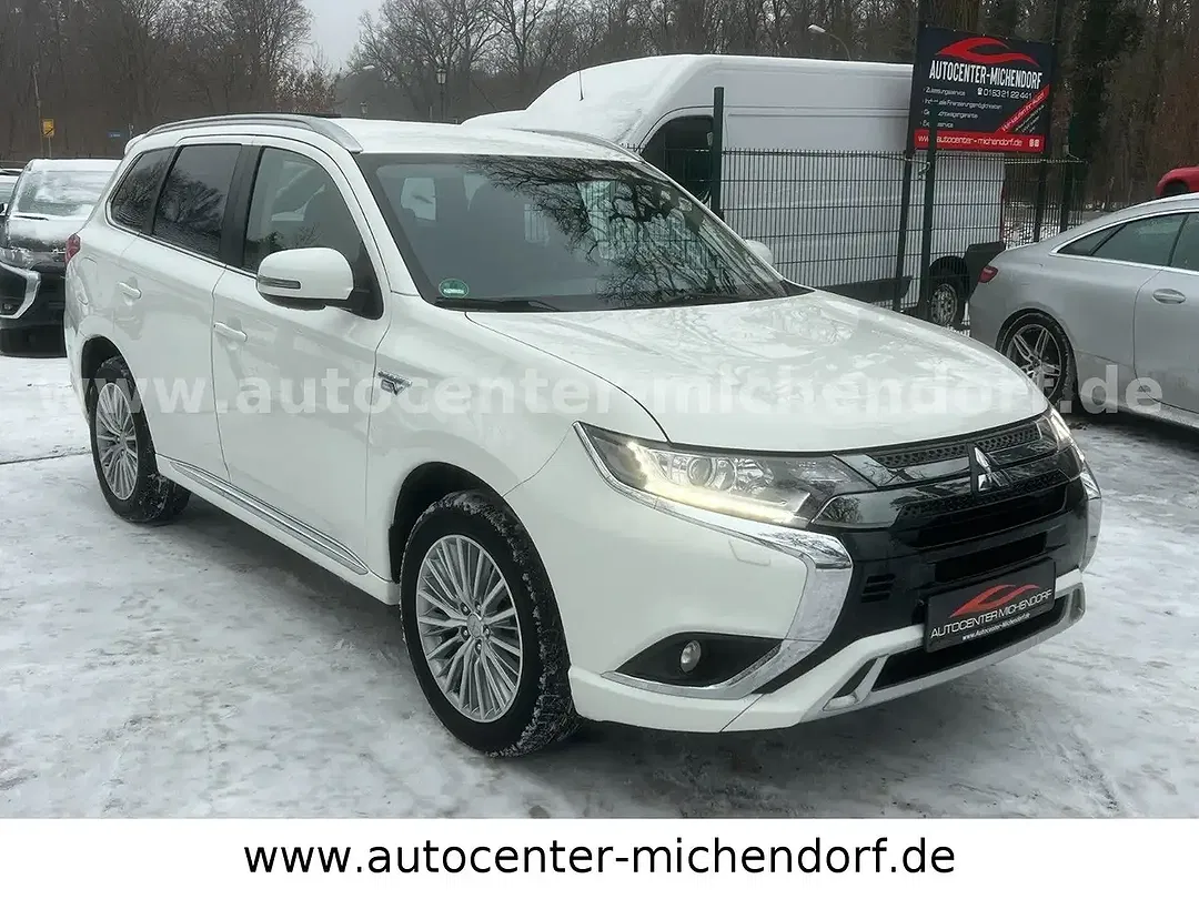 Mitsubishi Outlander PHEV 4WD - Thumbnail 3