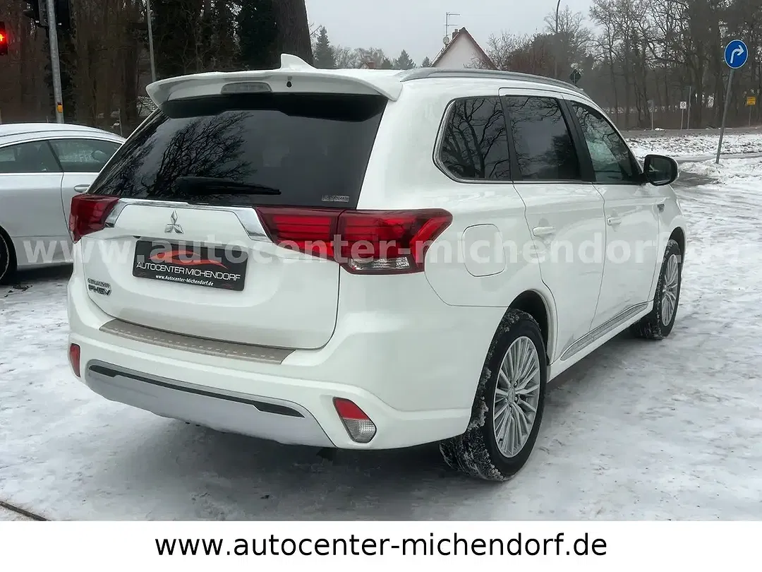 Mitsubishi Outlander PHEV 4WD - Thumbnail 4