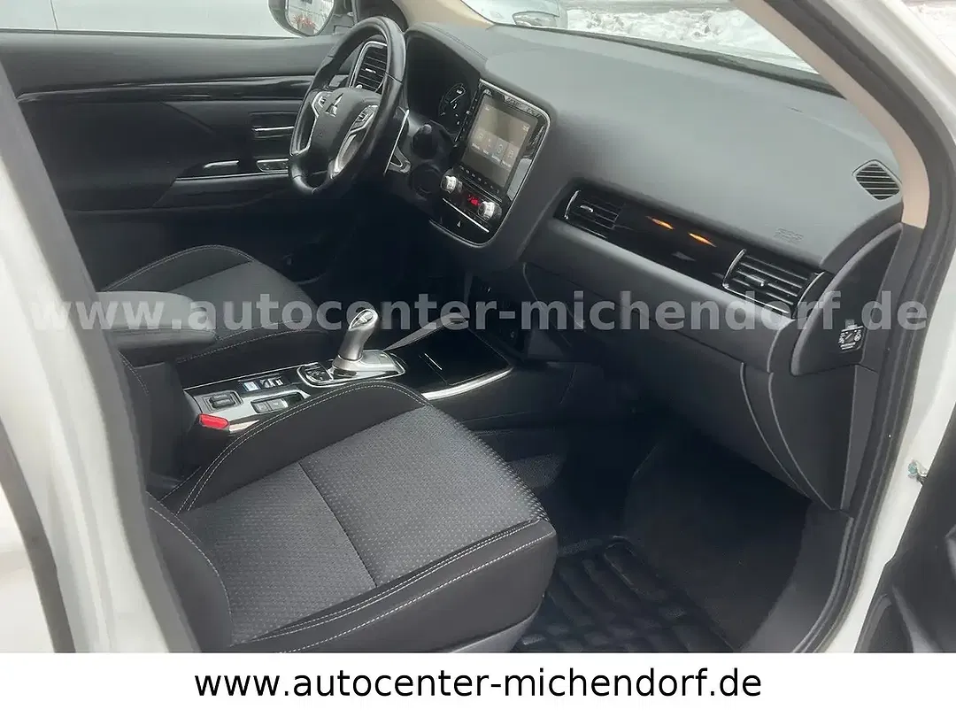 Mitsubishi Outlander PHEV 4WD - Thumbnail 9