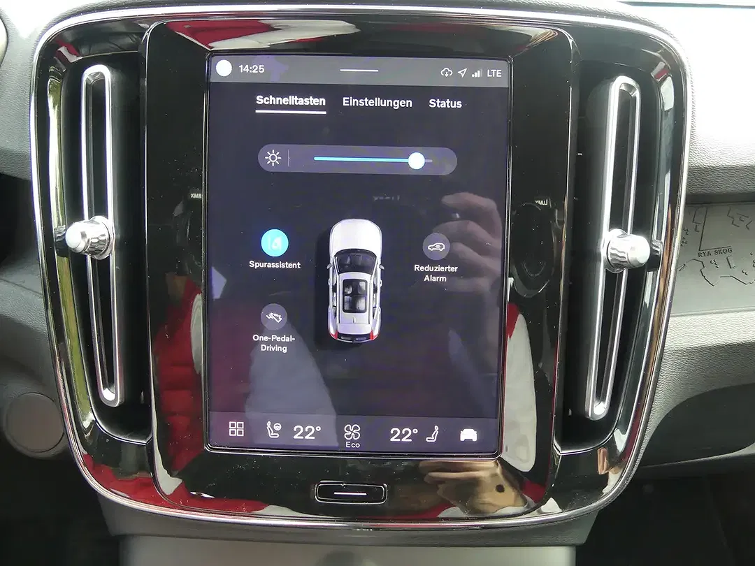 Volvo XC40 EV Recharge Plus - Thumbnail 13