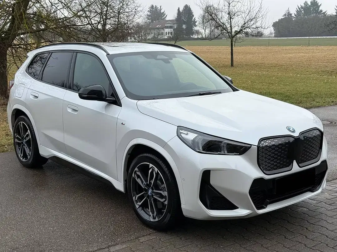 BMW iX1 eDrive M - Thumbnail 2