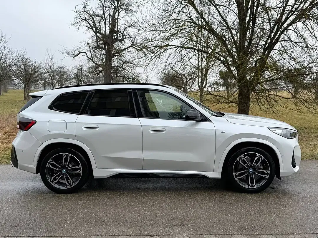 BMW iX1 eDrive M - Thumbnail 4