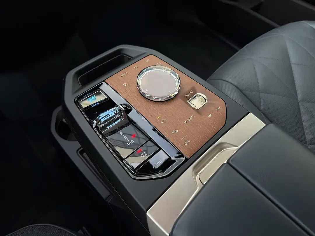 BMW iX M60 - Thumbnail 13