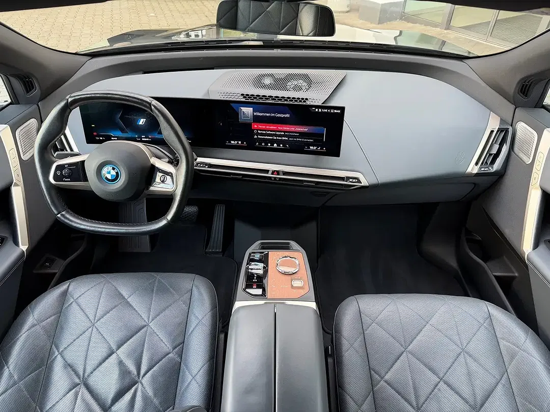 BMW iX M60 - Thumbnail 3