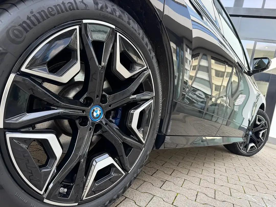 BMW iX M60 - Thumbnail 4