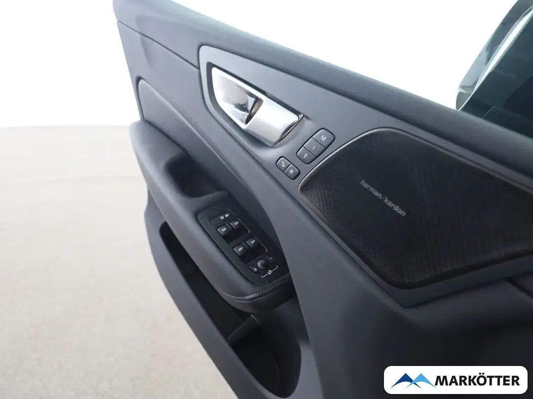 Volvo XC60 B5 AWD Ultra Dark - Thumbnail 12
