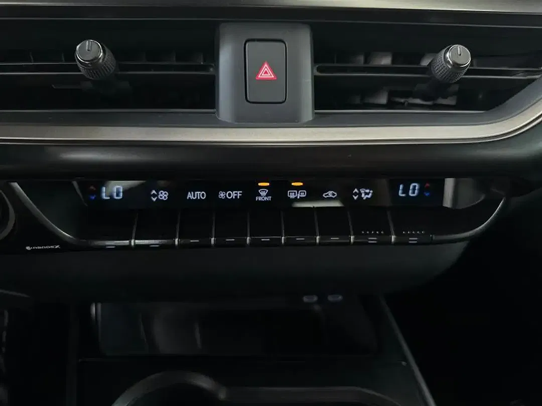 Lexus UX 250h Urban - Thumbnail 24