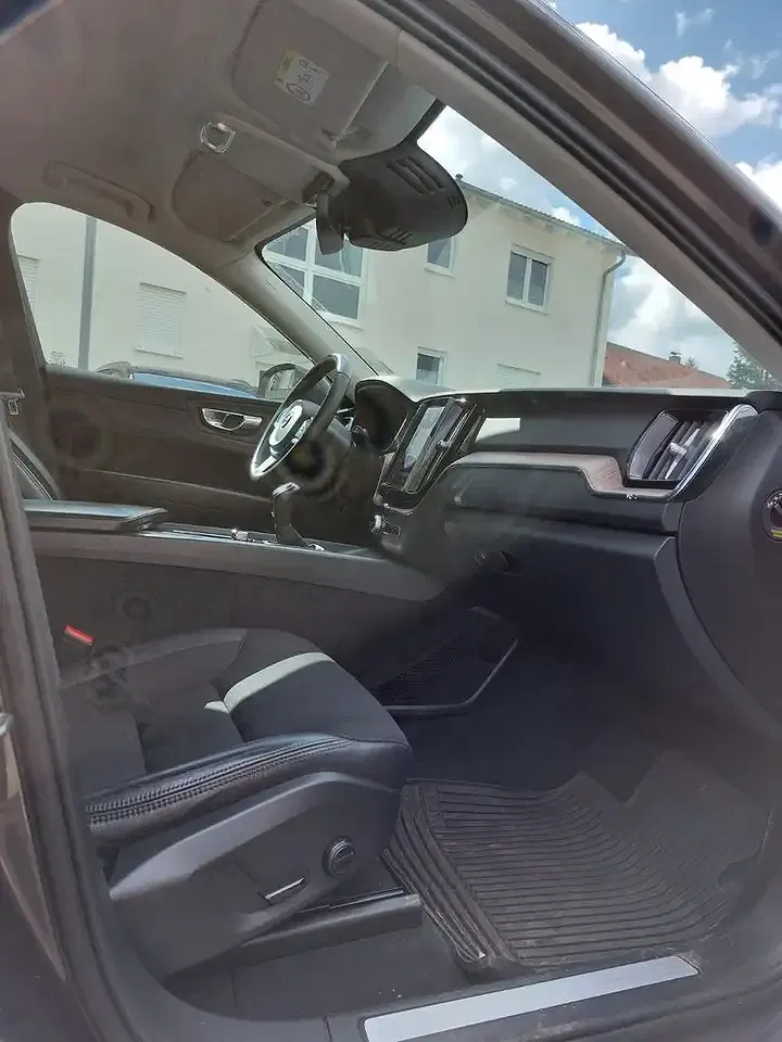 Volvo XC60 Momentum Pro - Thumbnail 4