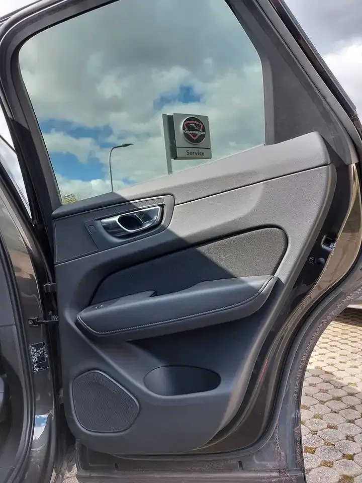 Volvo XC60 Momentum Pro - Thumbnail 5