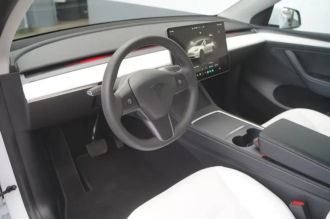 Tesla Model Y RWD Standard Range - Thumbnail 10