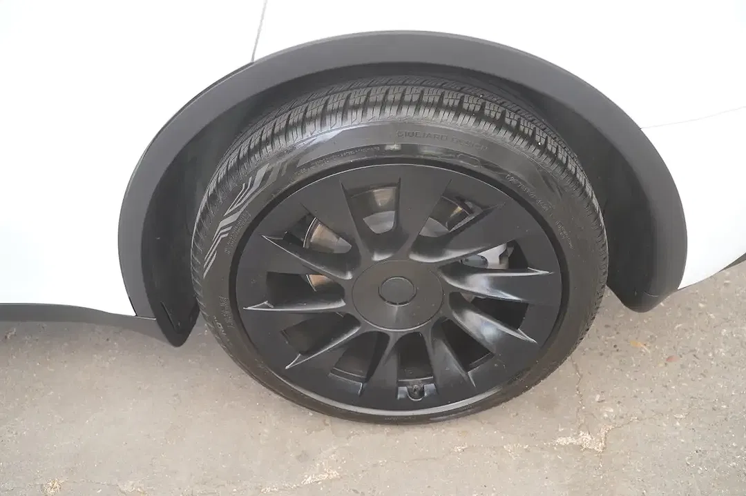 Tesla Model Y RWD Standard Range - Thumbnail 13