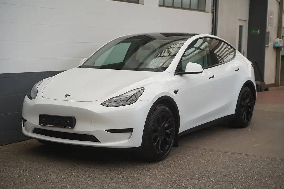 Tesla Model Y RWD Standard Range - Thumbnail 3